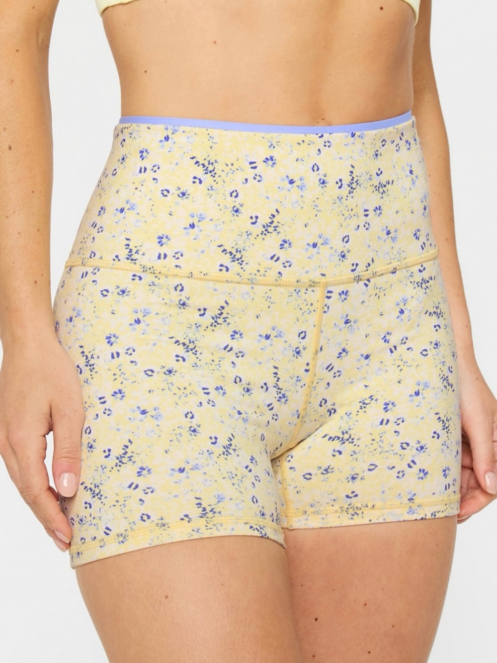 Fabletics Boost Powerhold Shorts 4" Butter Painted Ditsy/Peri Paradise